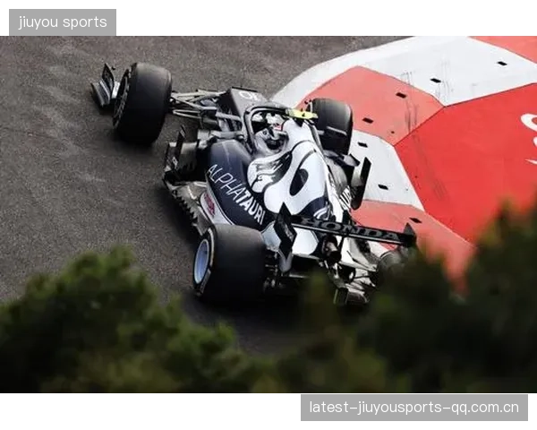 F1起步惊魂：三车连环碰撞动荡赛道，赛场瞬间陷入混乱